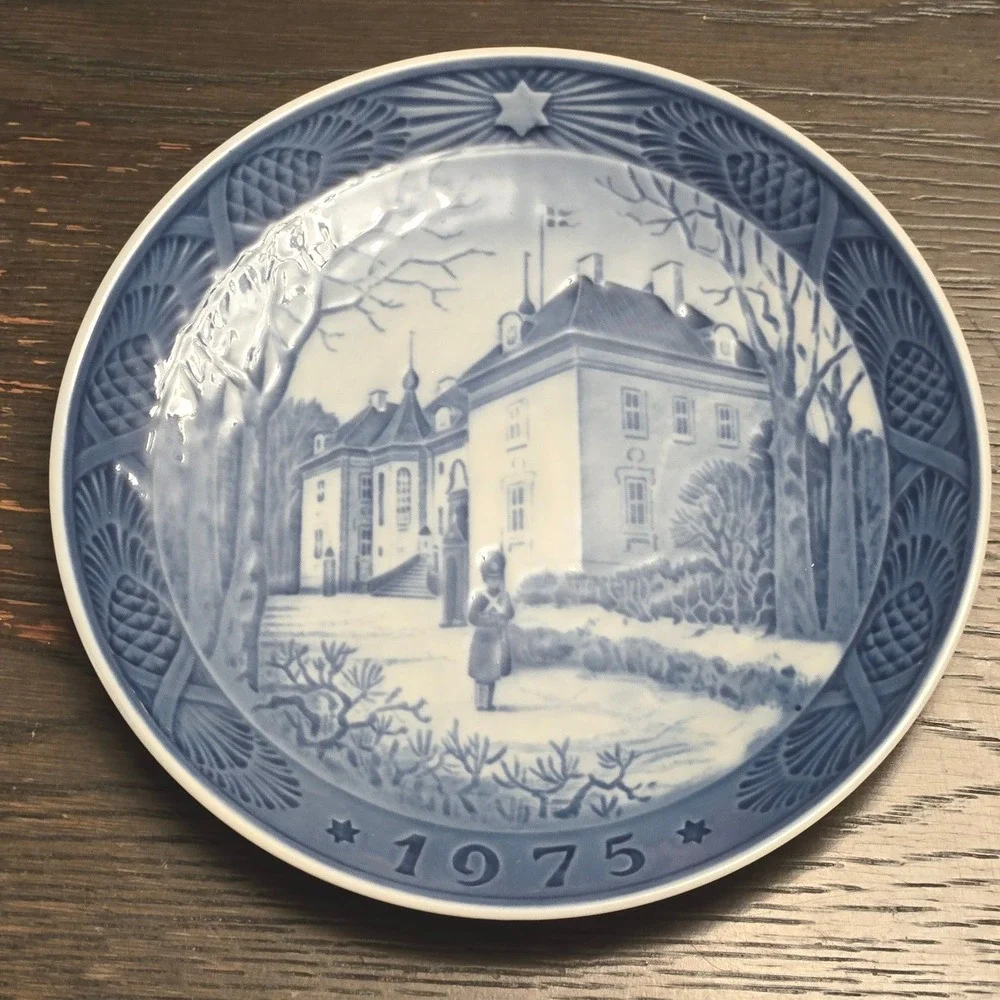 1975 Royal Copenhagen Queen's Residence Blue White Porcelain Collector Plate